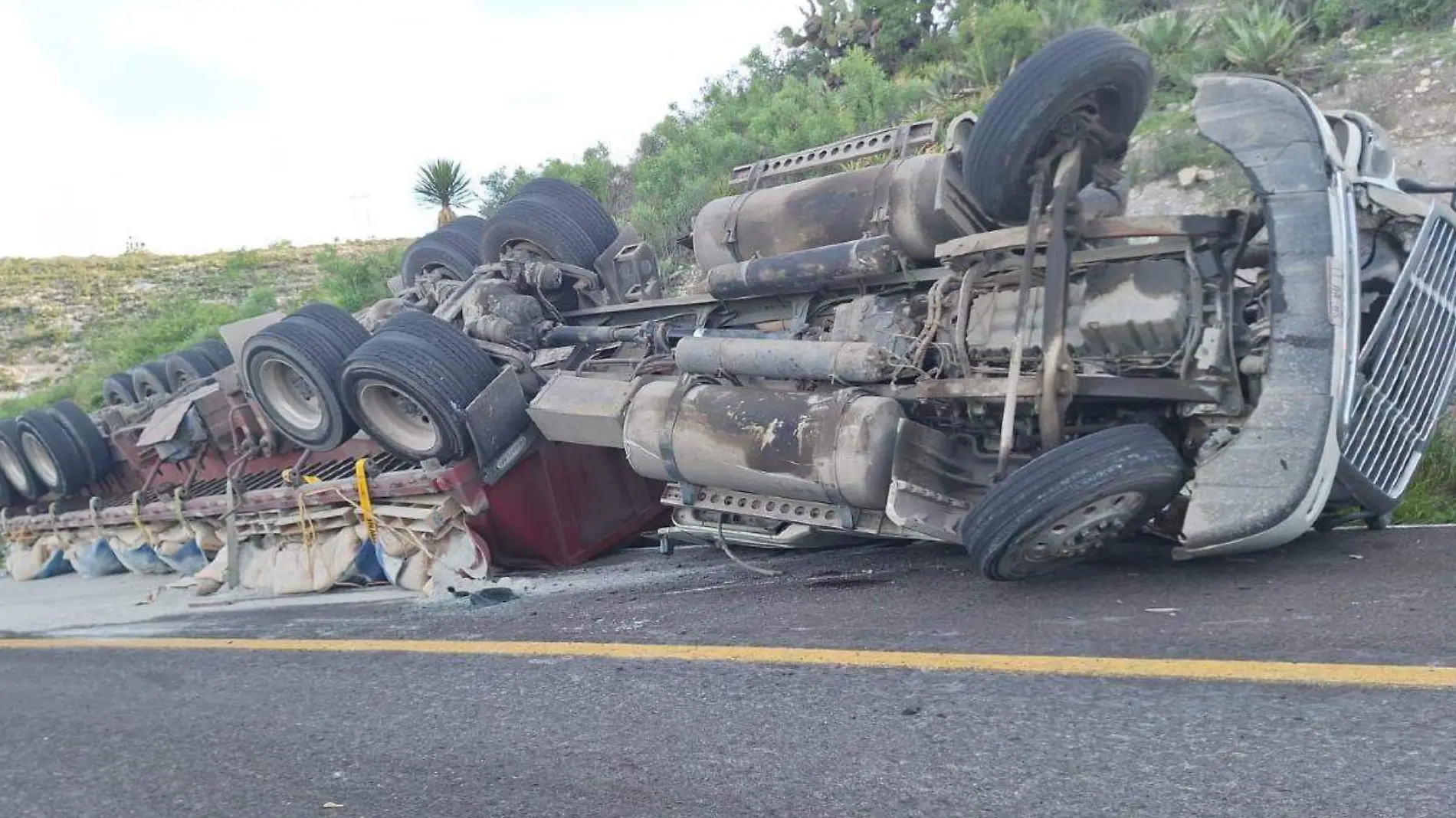 trailer volca en autopista de tehuacan